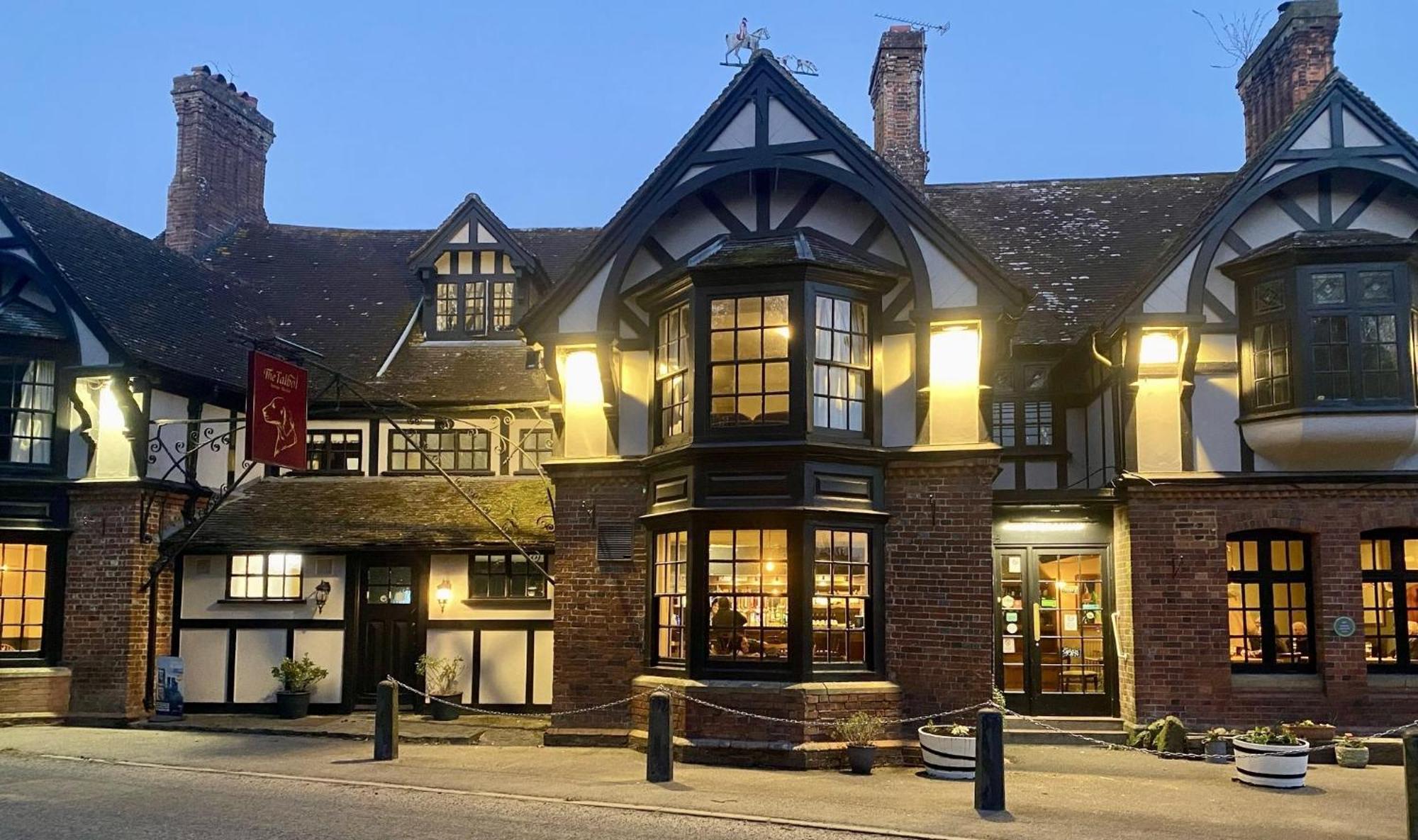 The Talbot And Apartment Iwerne Minster Exterior foto